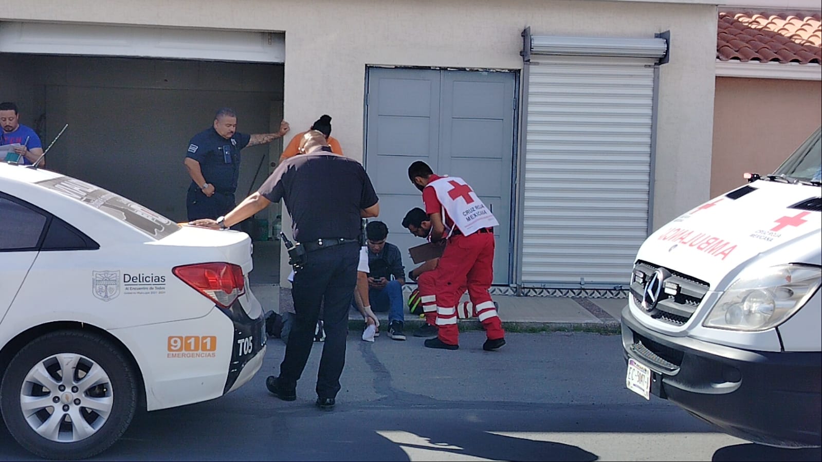 Se le amarró la llanta trasera a repartidor y derrapó, impactó vehículo estacionado