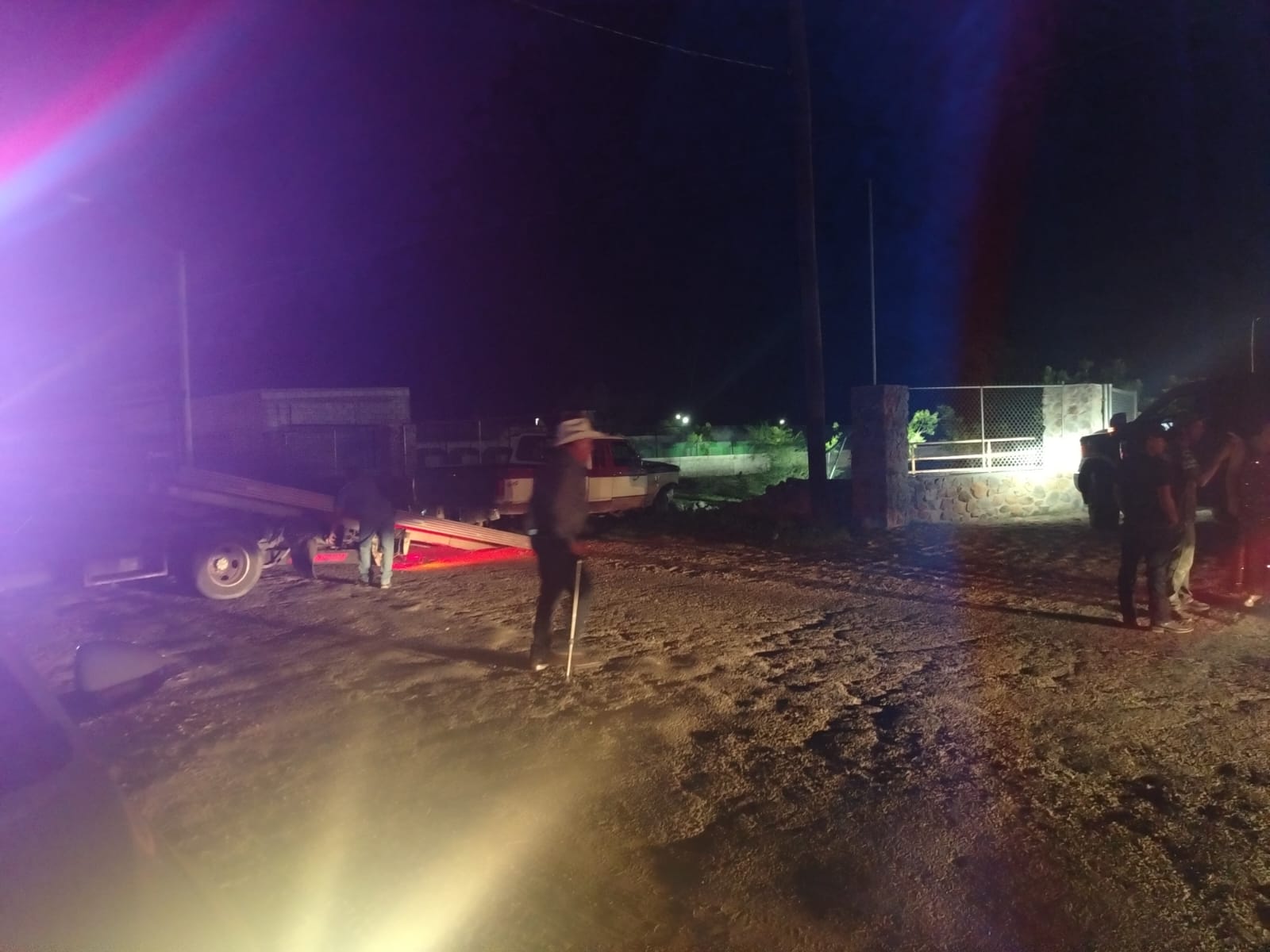Camioneta chocó contra barda en colonia Revolución