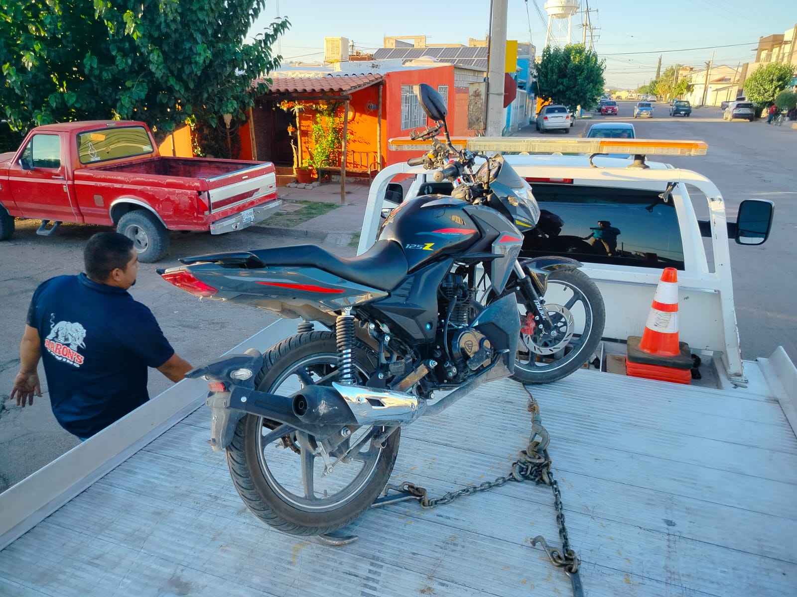 Mujer resultó lesionada en choque entre auto y moto en Meoqui