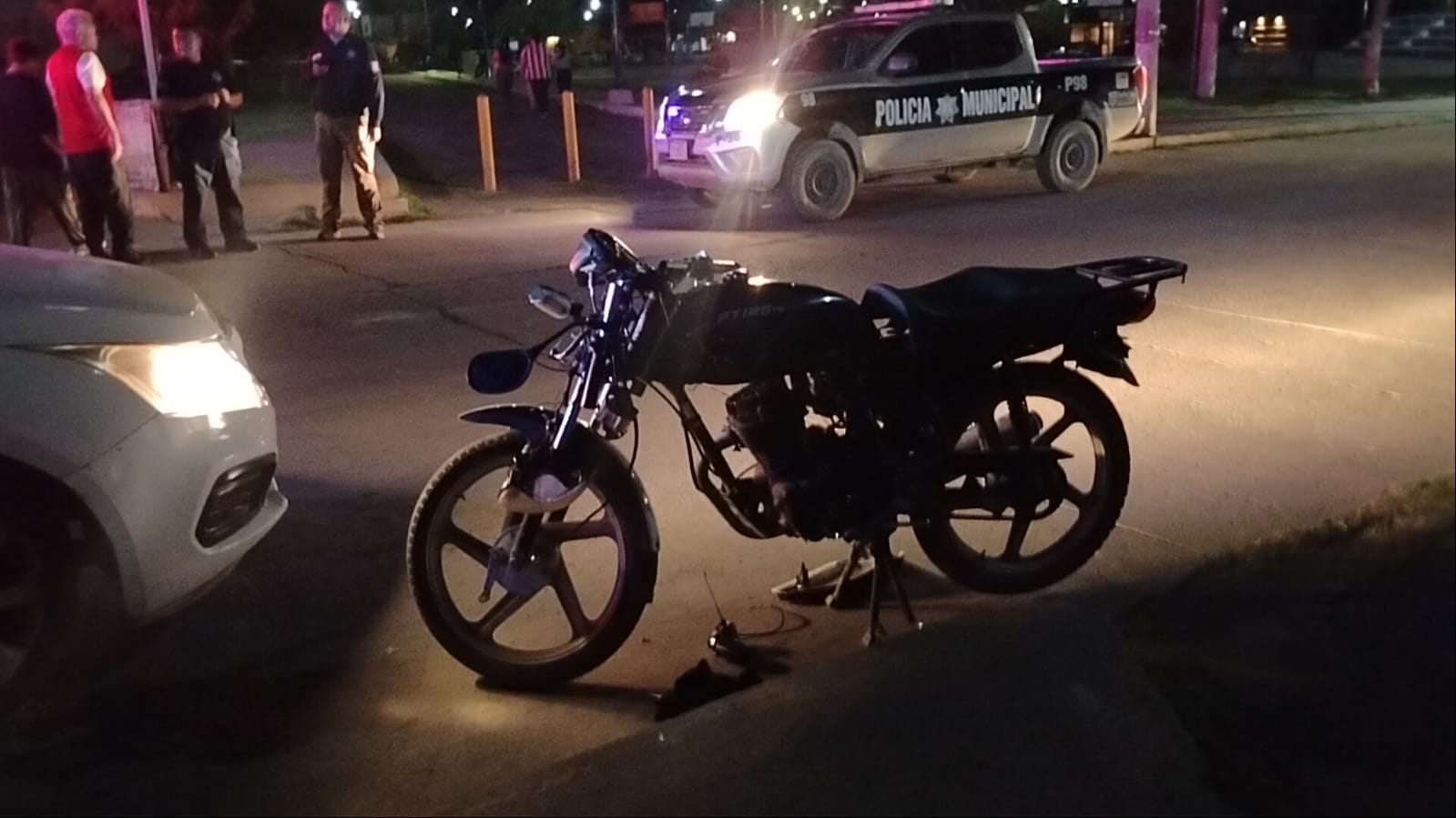 Sujeto chocó en moto y huyó a pie, pero fue detenido