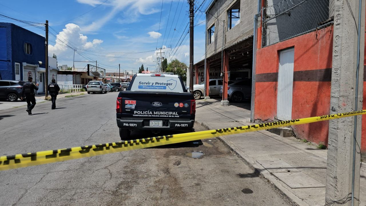 Encuentran a hombre asesinado a golpes dentro de arroyo