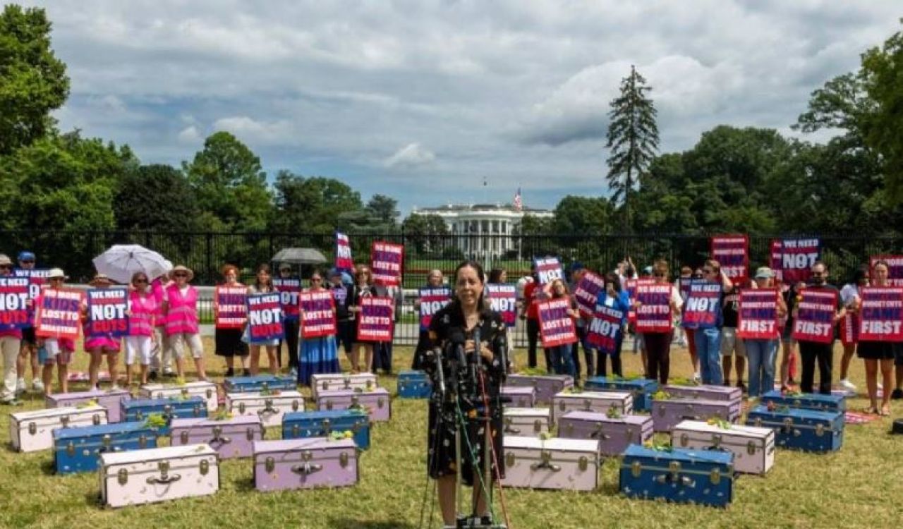 Protestan con 27 baúles frente a la Casa Blanca por la muerte de niñas en Texas