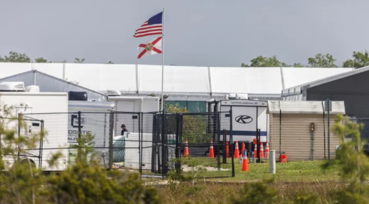 Comienza EU a deportar a migrantes detenidos en «Alligator Alcatraz»