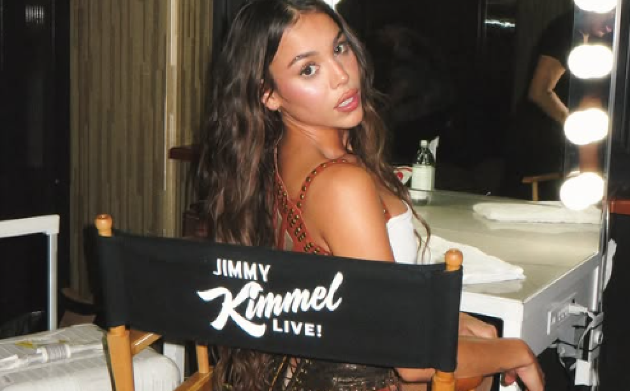 Hace historia Danna al presentarse en el show de Jimmy Kimmel