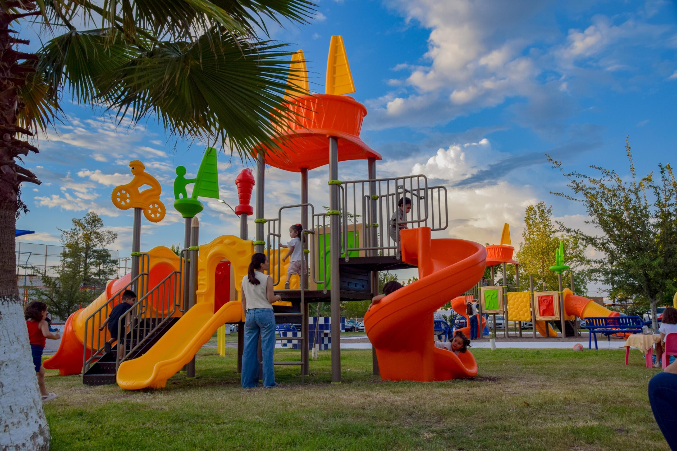 Entrega Gobierno de Valenciano juegos infantiles en plazas gracias a la participación ciudadana