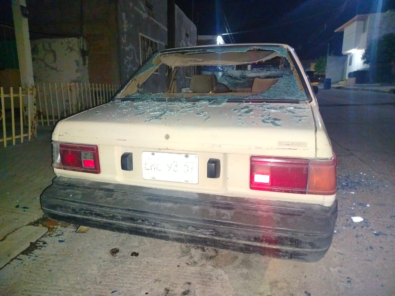 Daños a vehículo movilizaron a Seguridad Pública en colonia Benito Juárez