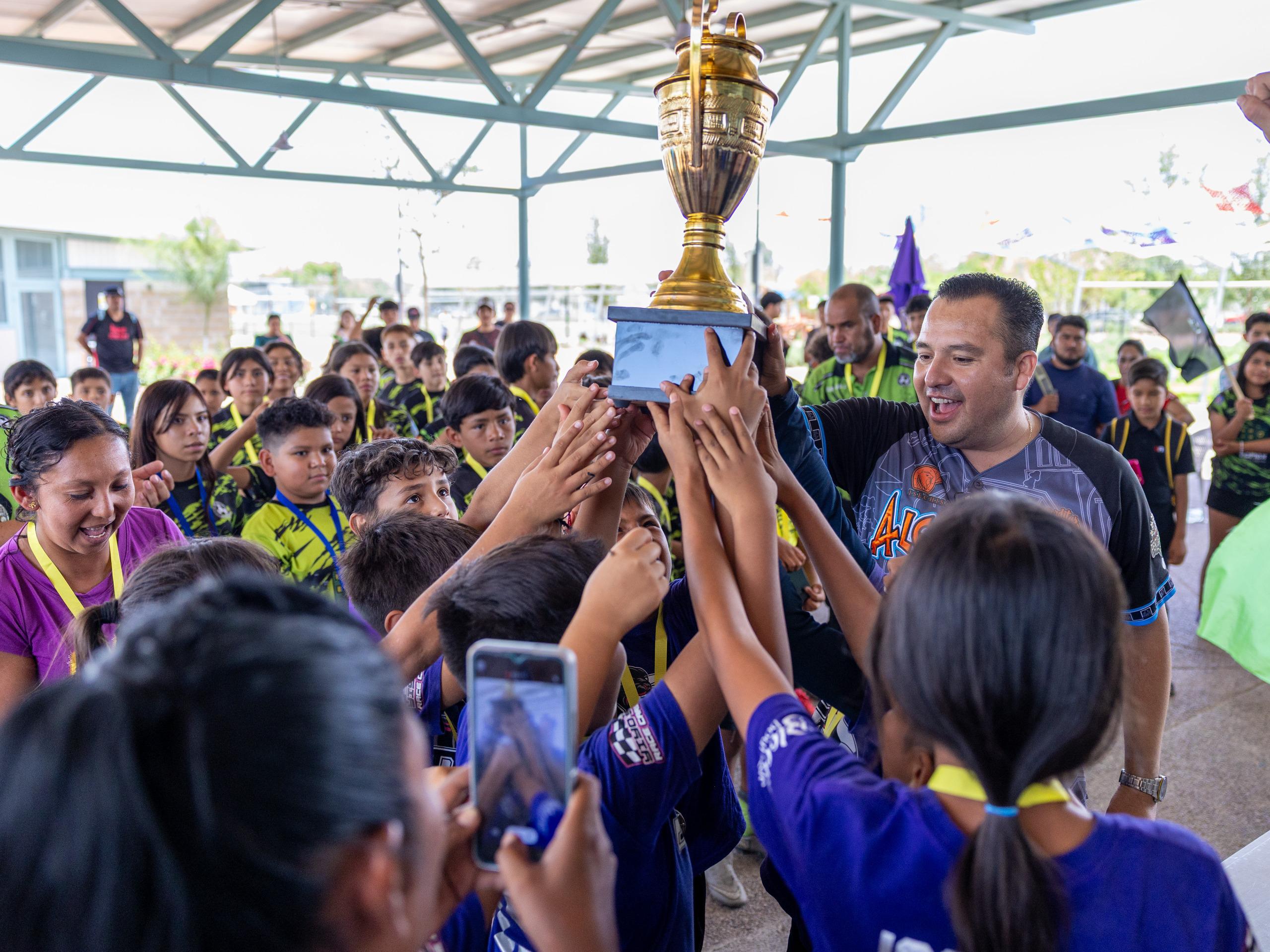 Encabeza Valenciano premiación de torneo Intercolonias y fortalece el tejido social a través del deporte