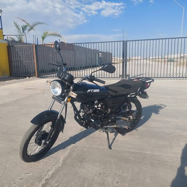 Buscan motocicleta y a presunto ladrón plenamente identificados por el afectado