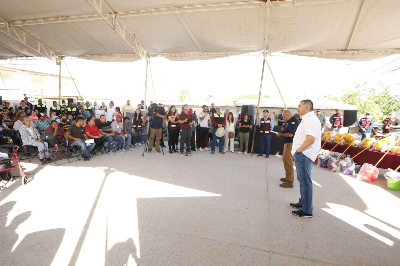 Presidente Municipal entrega apoyos a familias afectadas por lluvias