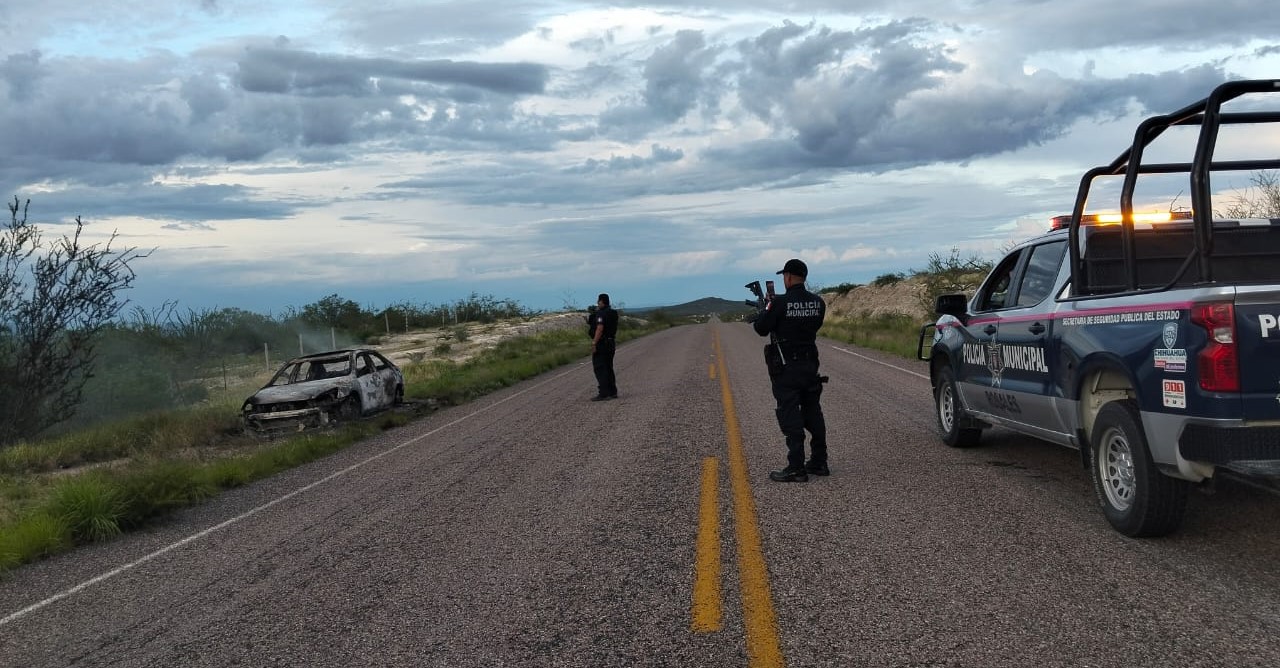 Policía de Rosales aseguró automóvil calcinado rumbo a Satevó