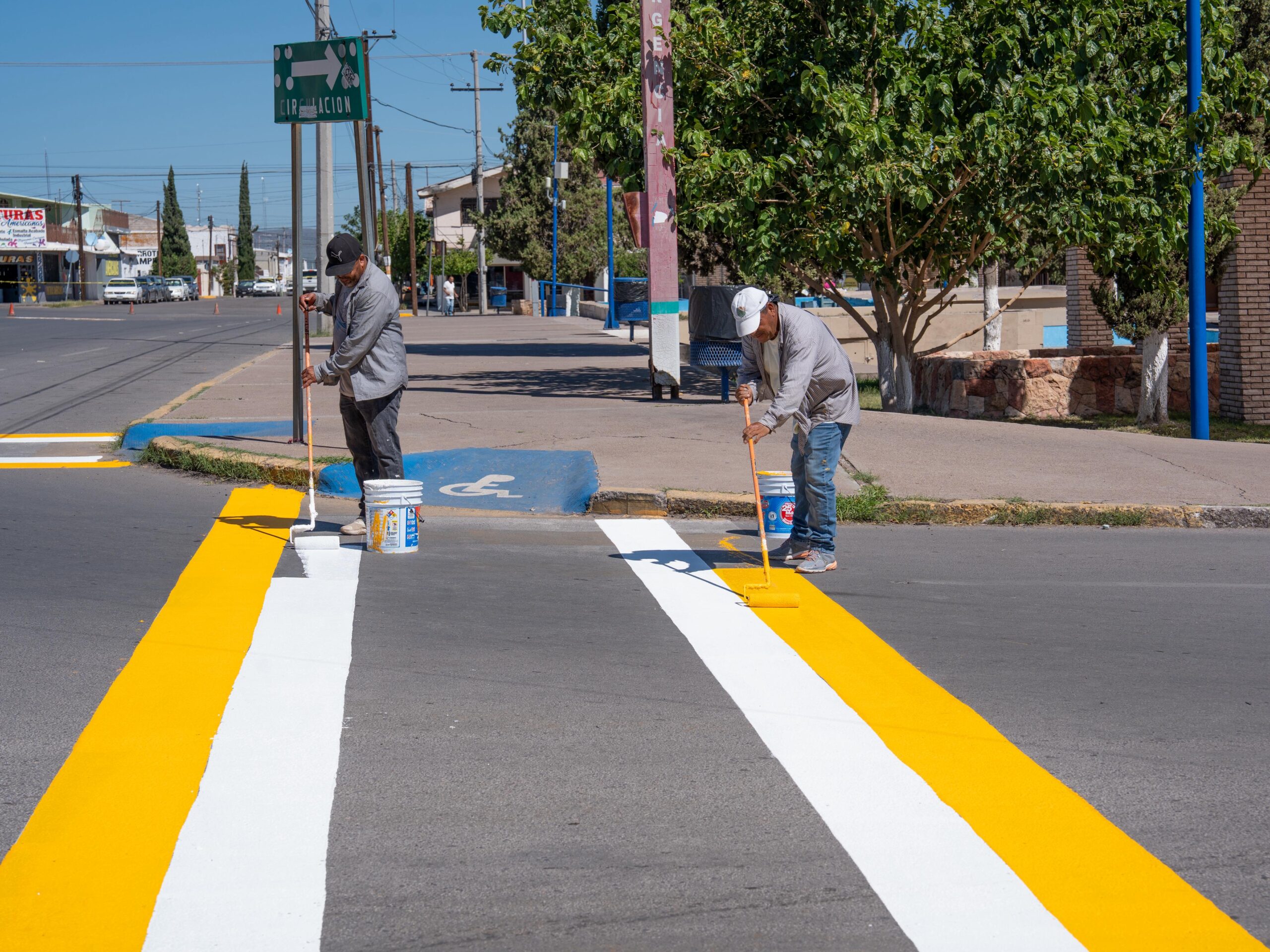 Refuerzan aplicación de pintura en cruceros y zonas peatonales de Delicias