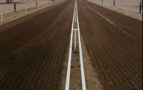 Encuentran hombre muerto en el carril de carreras de caballos de La Cruz