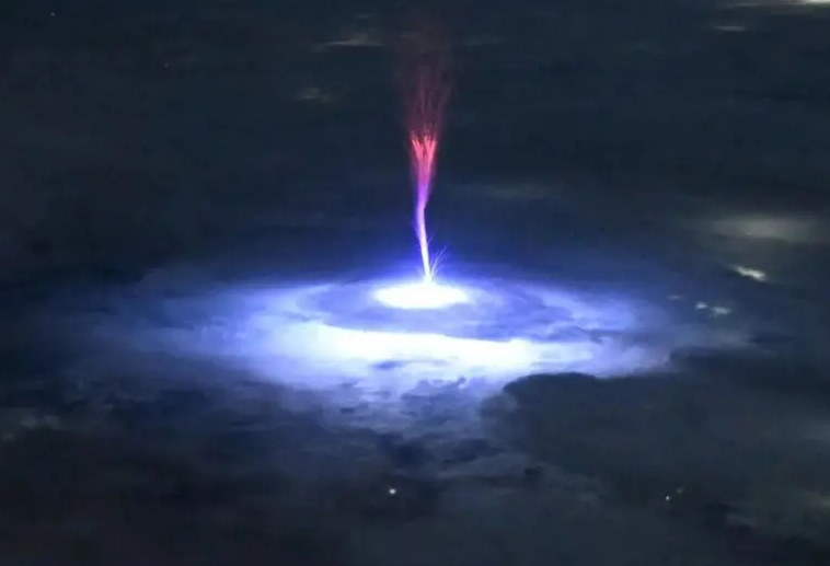 NASA capta extraño ‘duende rojo’ sobre México desde el espacio; parece una medusa gigante