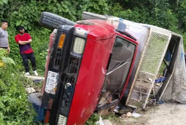 Estudiantes sufren accidente al regresar de su graduación