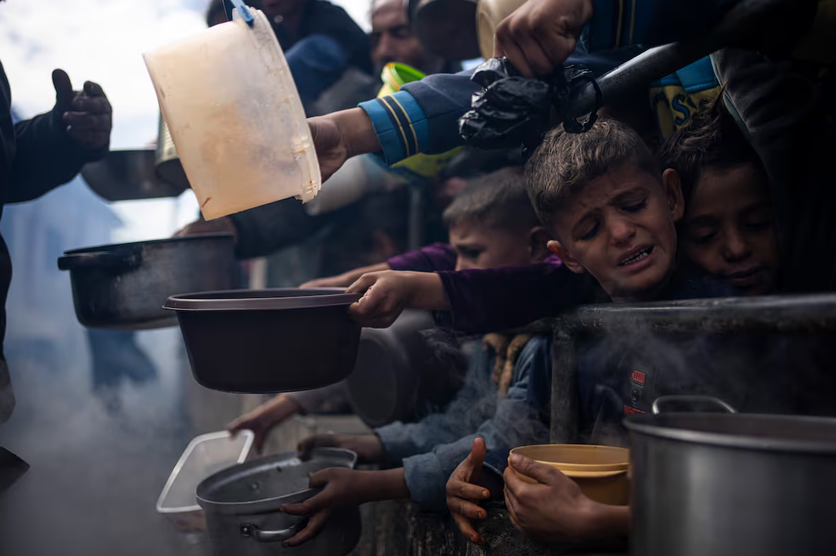 El acceso a la ayuda alimentaria en Gaza se convierte en una travesía mortal para miles de niños