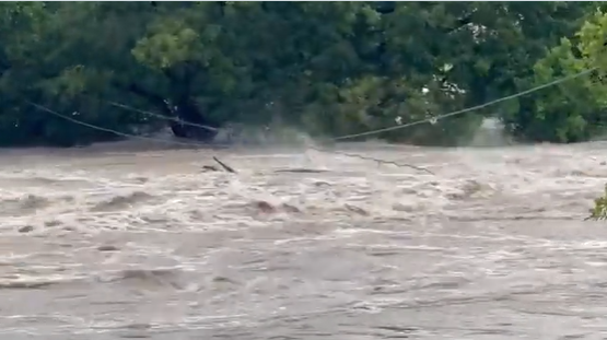 ¡En 4 horas! Río de Texas alcanzó diez metros de alto