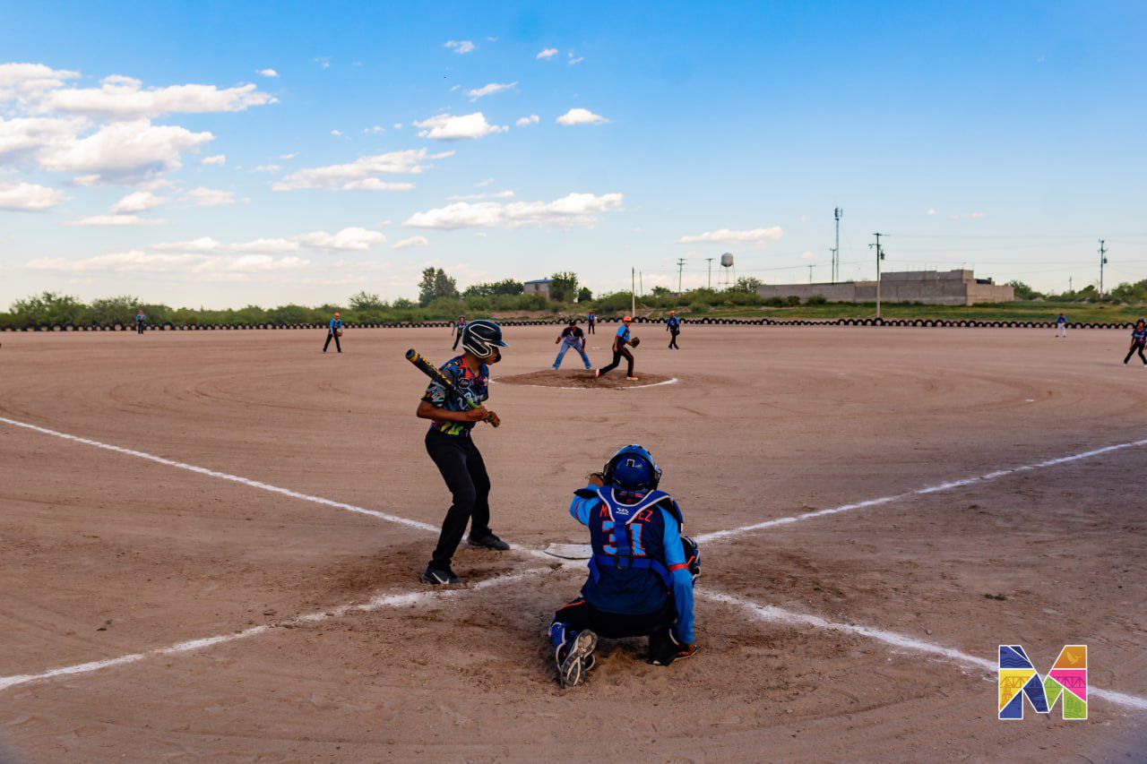 Entregan en Meoqui rehabilitación del parque de béisbol en Potrero del Llano