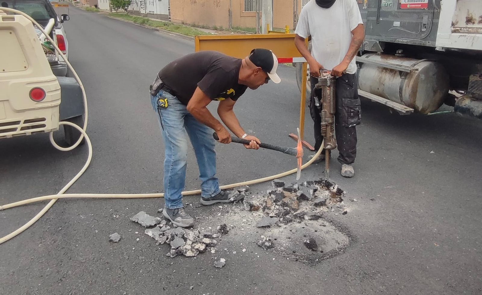 Realizan renivelación de pozos y cajas de válvulas como parte de rehabilitación vial en Delicias
