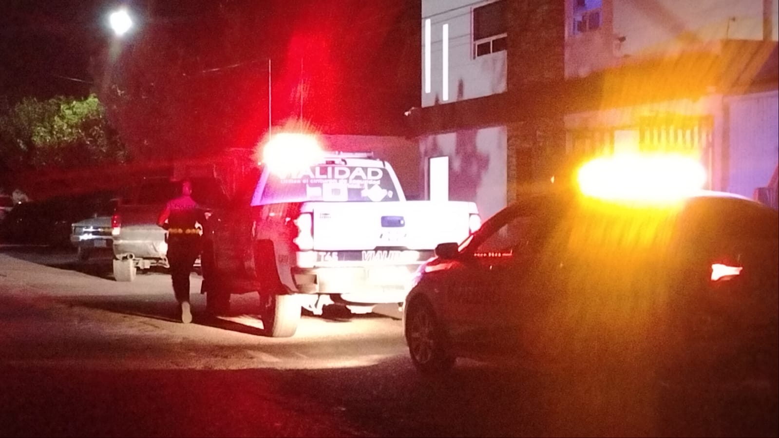 Choca camioneta al salir de reversa, interviene Vialidad