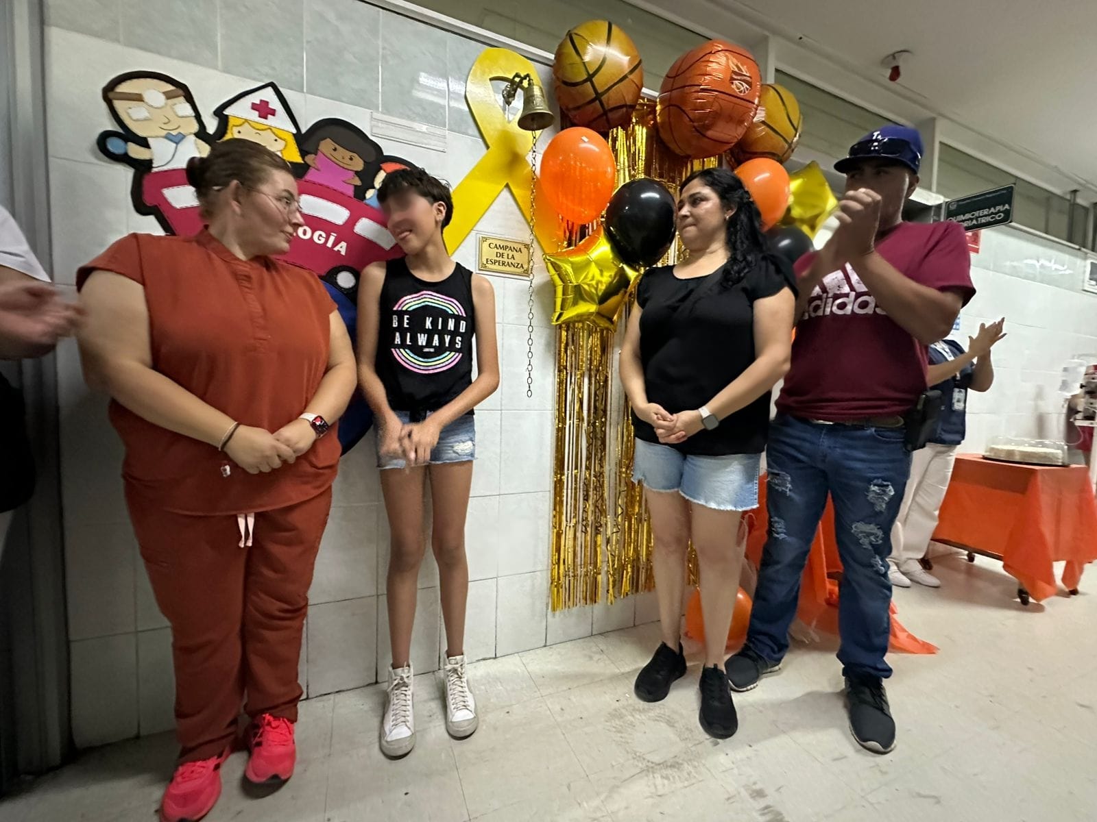 Jovencita basquetbolista vence cáncer y toca “Campana de la Victoria” en IMSS Chihuahua