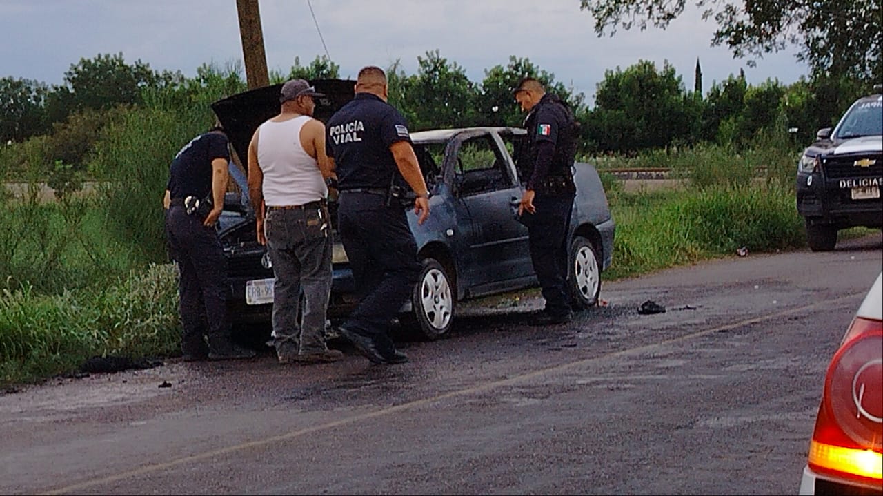 Vehículo se incendió al pasar las vías del tren en la colonia Terrazas