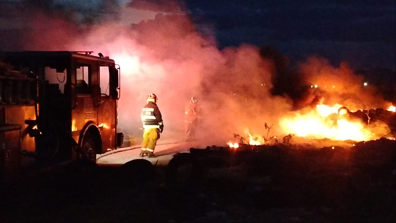 Fuerte incendio en basurero clandestino generó denso humo negro visible desde varios puntos de Delicias