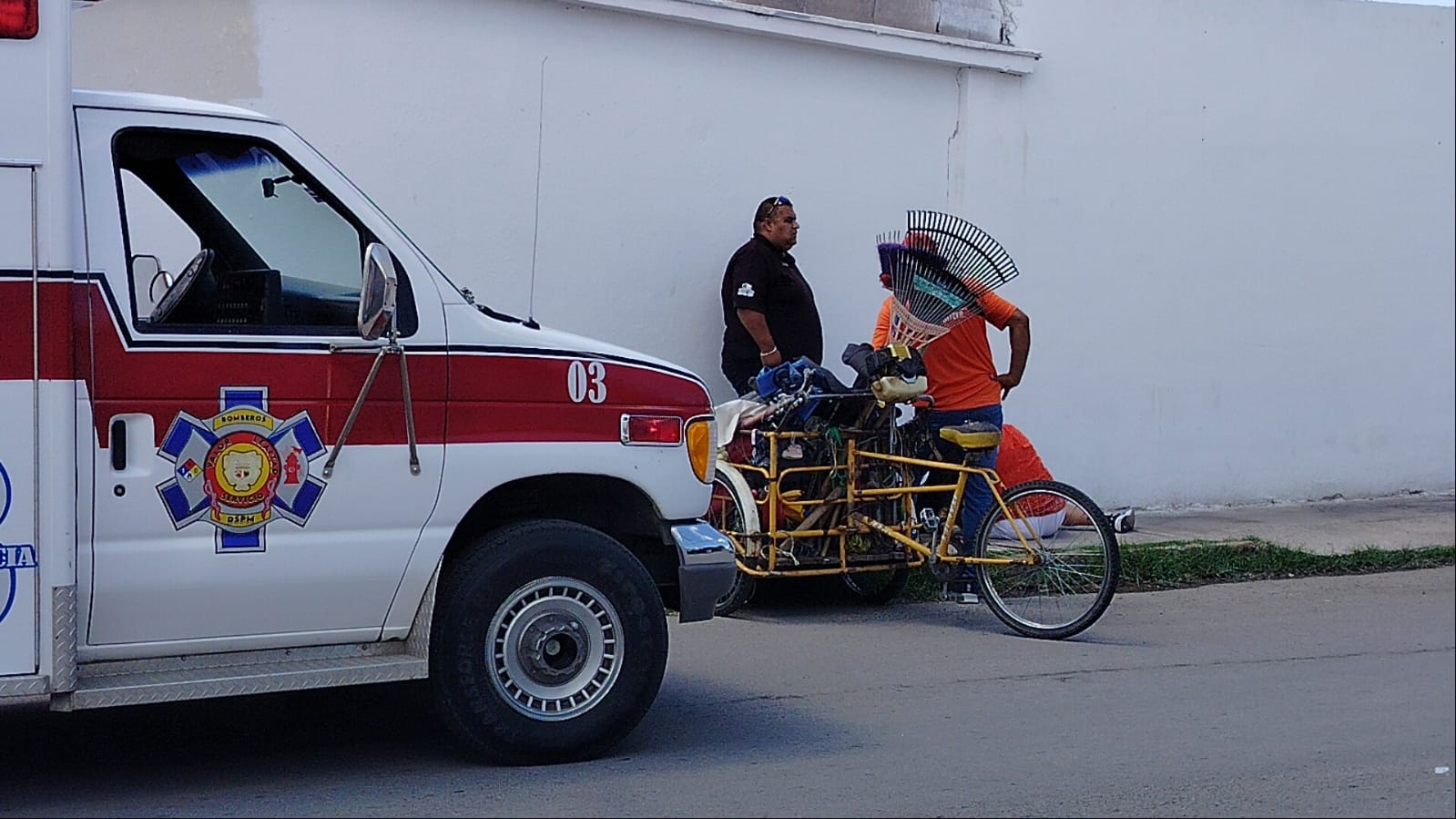 Atienden paramédicos de Bomberos a adulto mayor que cayó de su propia altura