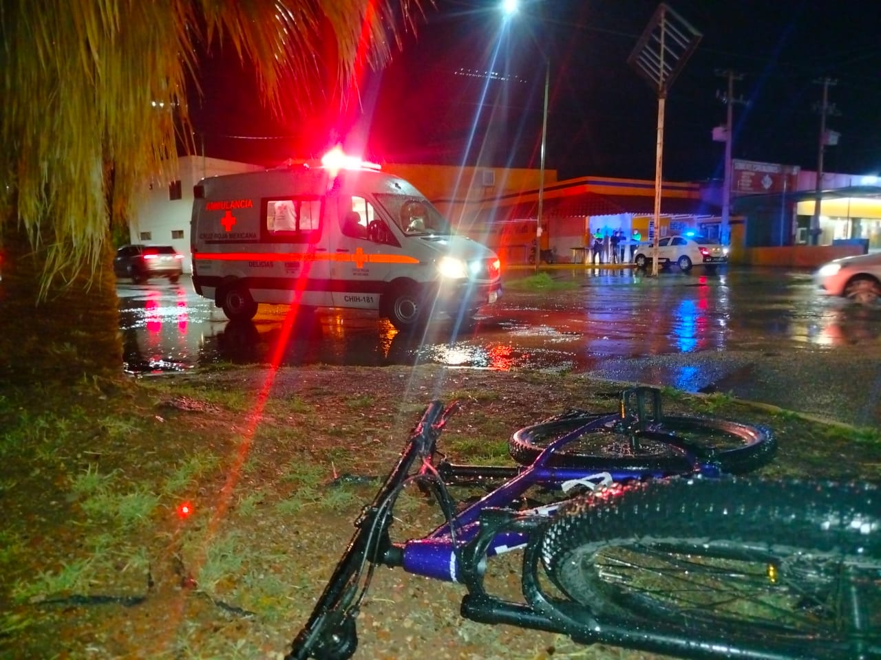 Ciclista omitió alto y lo arrollaron en avenida de los Manzanos