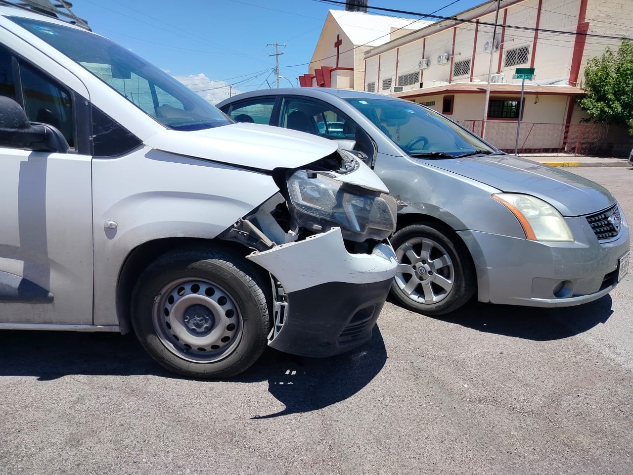 Choque por circular en contra en la Octava poniente dejó daños por 45 mil pesos