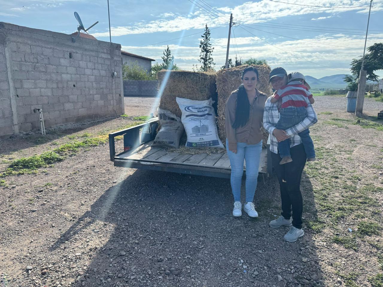 Apoya Gobierno de Meoqui a familia de Nuevo Loreto con alimento para ganado y despensas