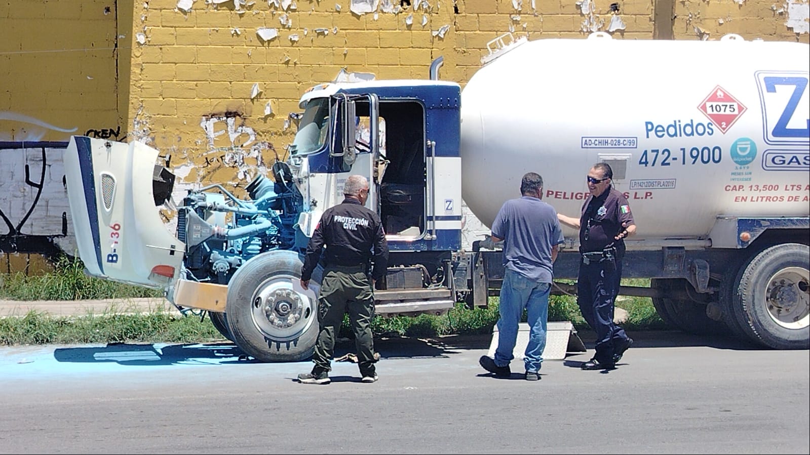 Movilizan a Bomberos por conato de incendio en camión de gas