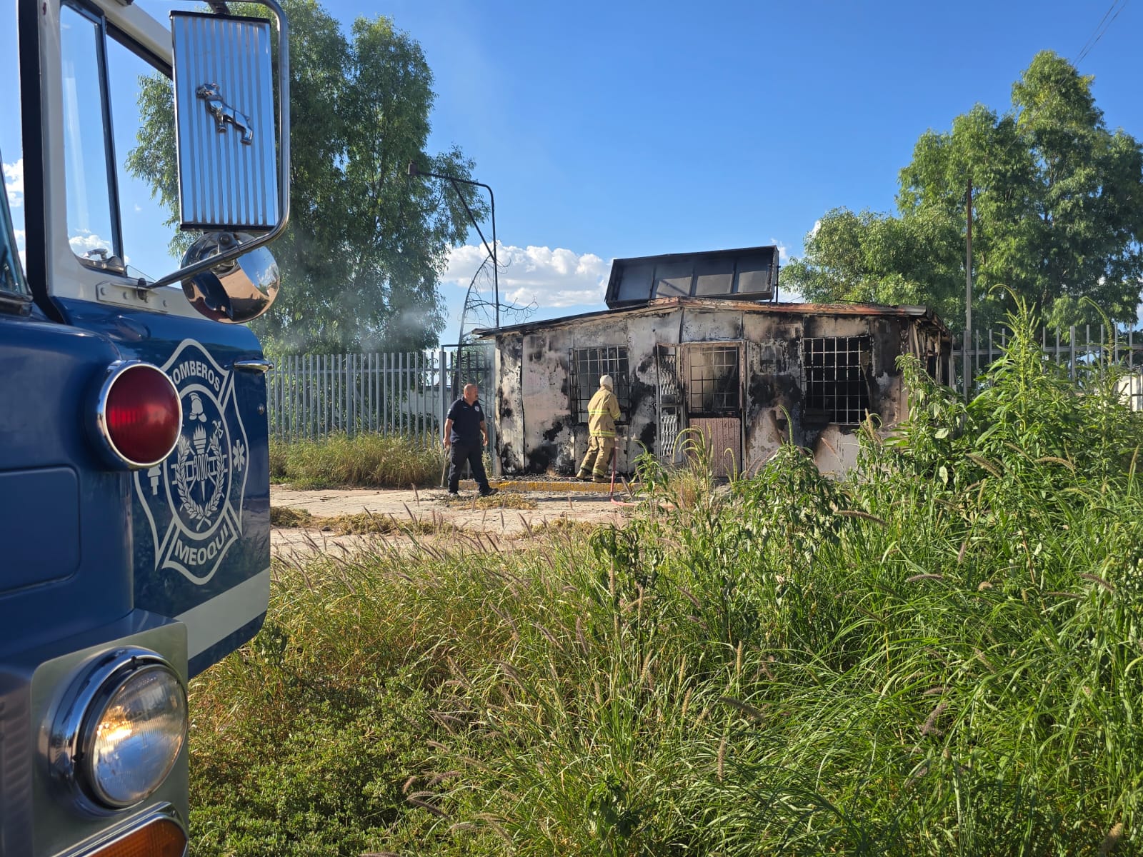 Incendio en antiguas oficinS de CFE en Lázaro Cárdenas moviliza a Bomberos