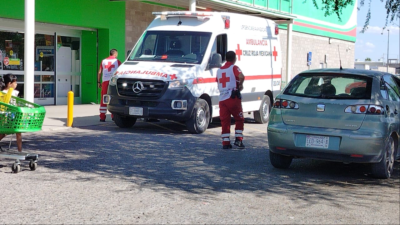 Adulto mayor atendido por paramédicos en Bodega Aurrerá de Delicias