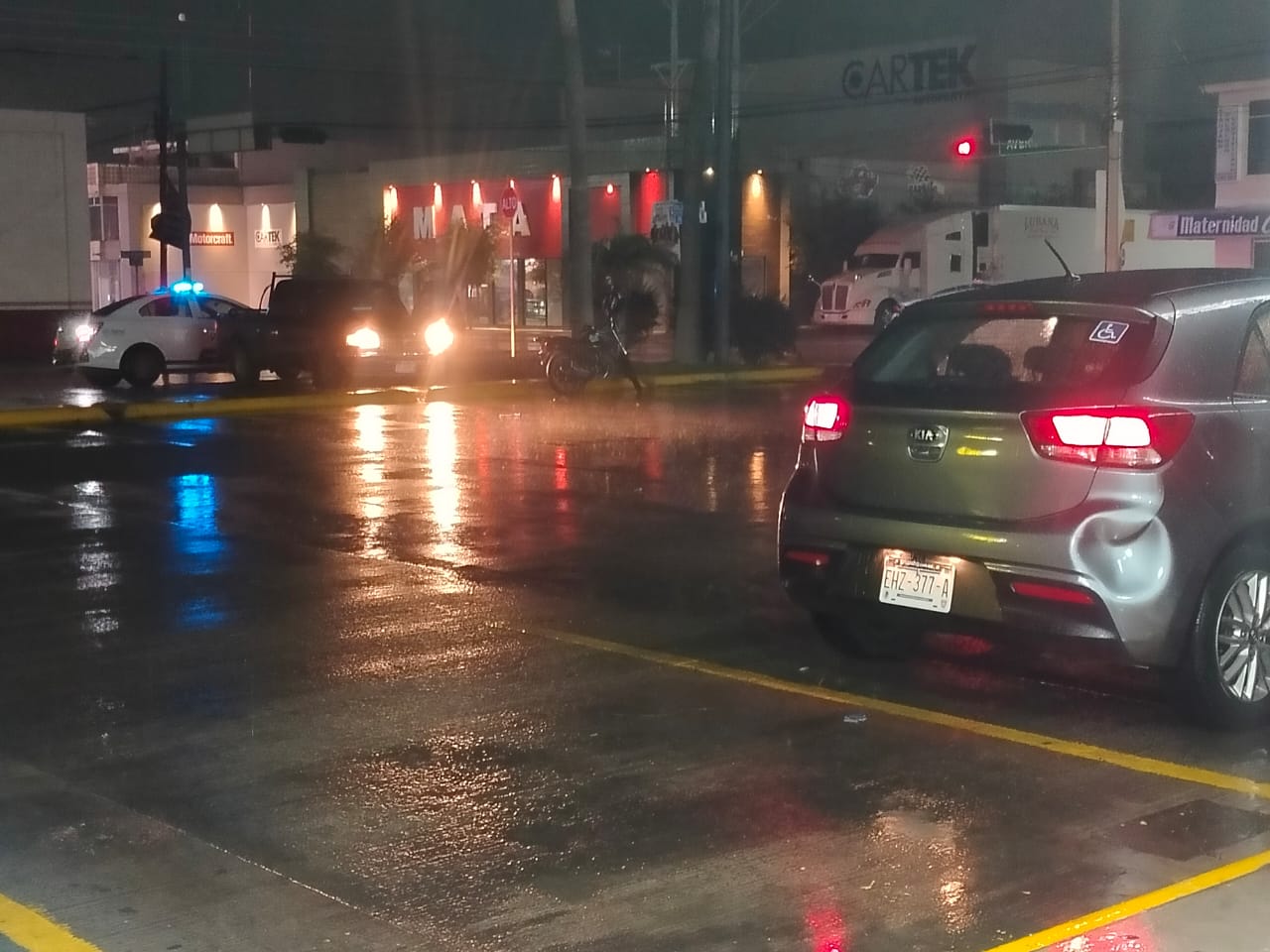 Salió de reversa e impactó vehículo que esperaba el semáforo