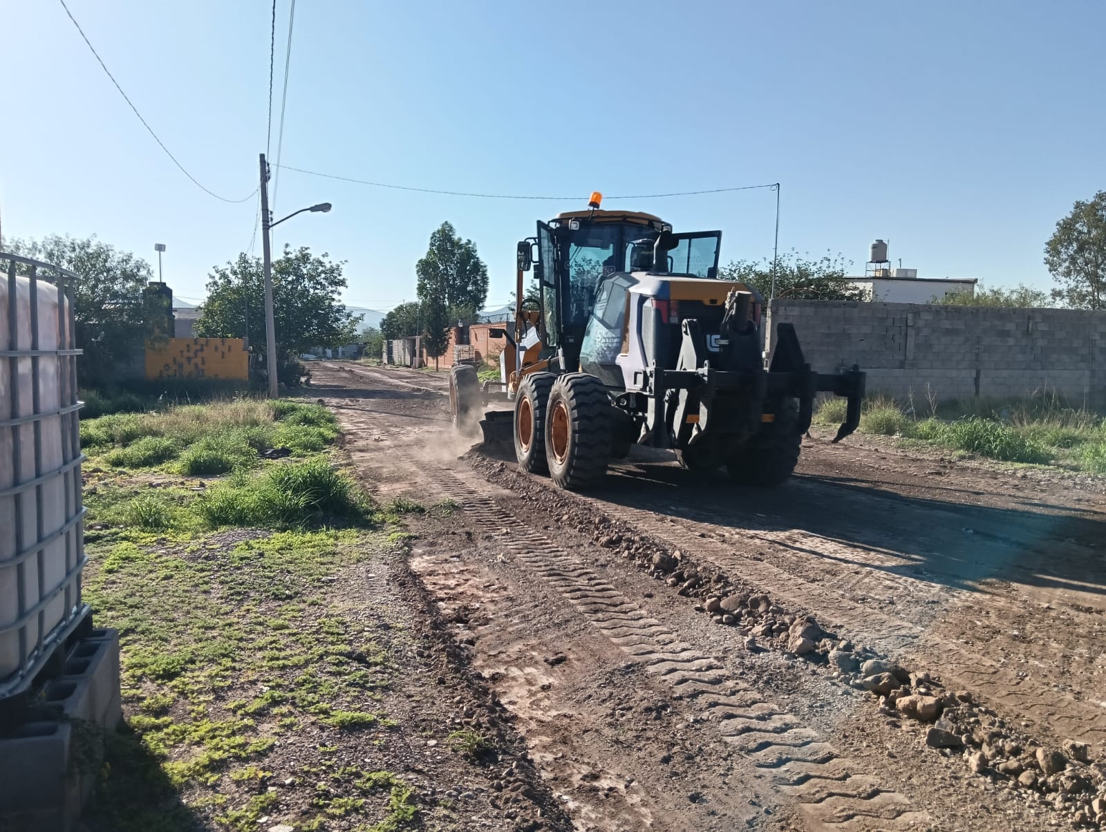 Despliega SCOP maquinaria pesada para reparar caminos afectados por las lluvias