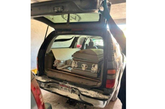 Investigan hallazgo de 3 cuerpos en carroza de Funeraria del Carmen
