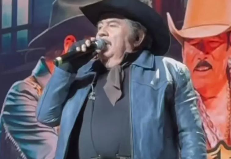 Eliseo Robles se desmaya en concierto de Palomazo Norteño; revelan cuál es su estado de salud