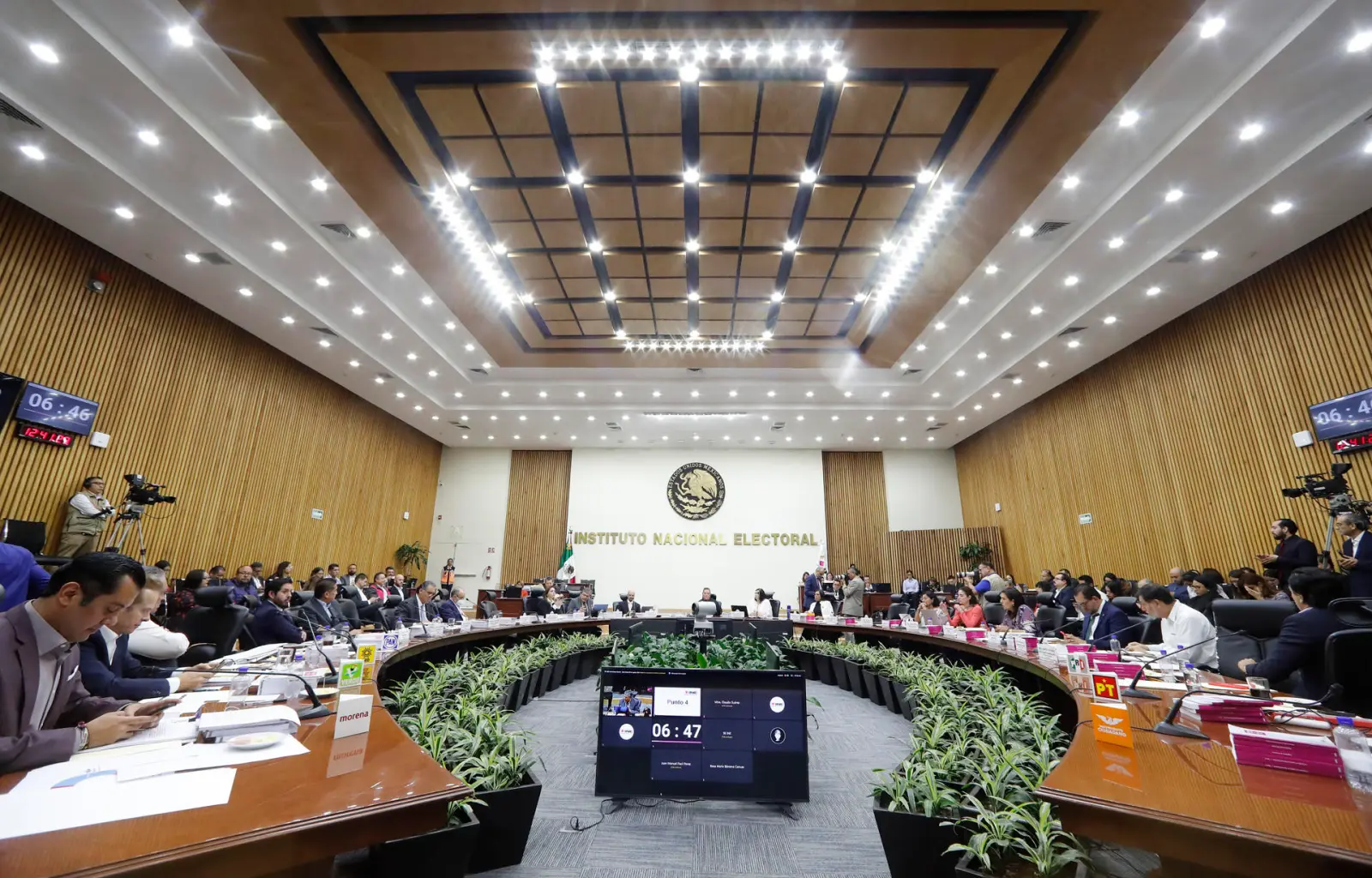 Perfila INE multas a candidatos que aparecieron en acordeones