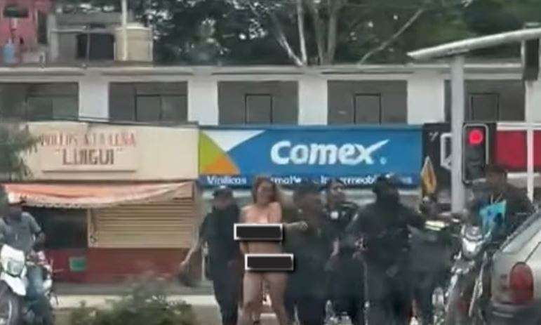 Detienen policías a una mujer por robo y la exhiben sin ropa