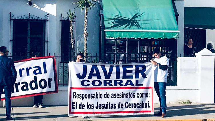 Protestan contra Corral afuera de su librería durante evento