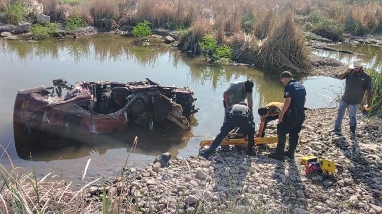 Cae con todo y Mustang al río en Rosales, lo rescataron
