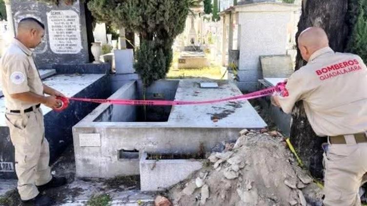 Señora murió al caer dentro de la tumba de su esposo