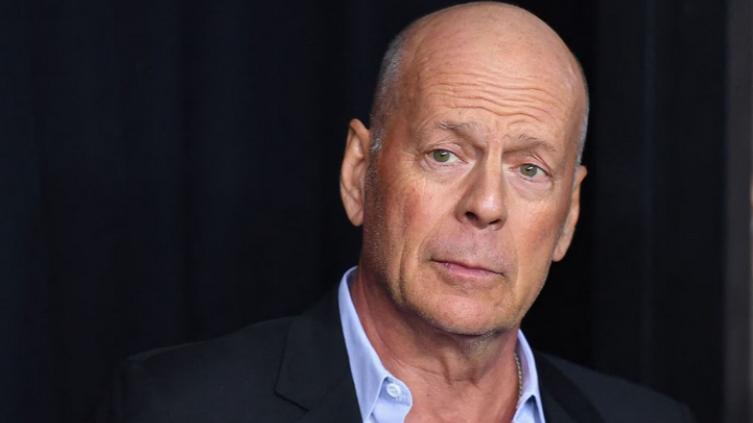 Aseguran que Bruce Willis ya no puede hablar, leer y caminar