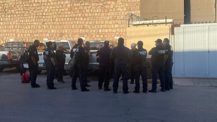 Manifestación de custodios en el Cereso Aquiles Serdán; amagan paro