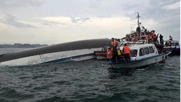 Vuelca barco en bahía de Vietnam y deja 34 muertos