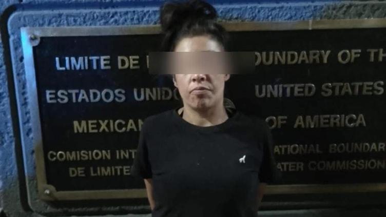 Buscada en EU por tráfico de drogas; la entrega AEI por puente Lerdo