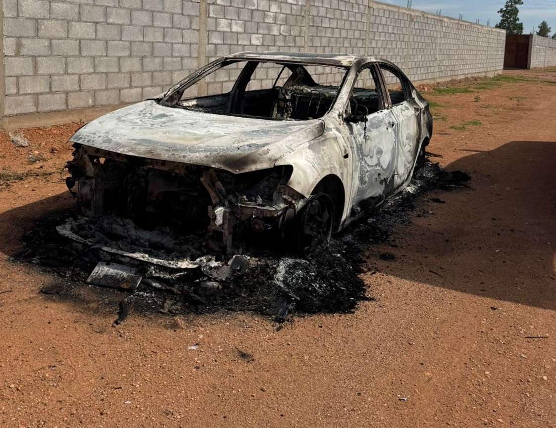 Encuentran carro calcinado con un cuerpo en su interior