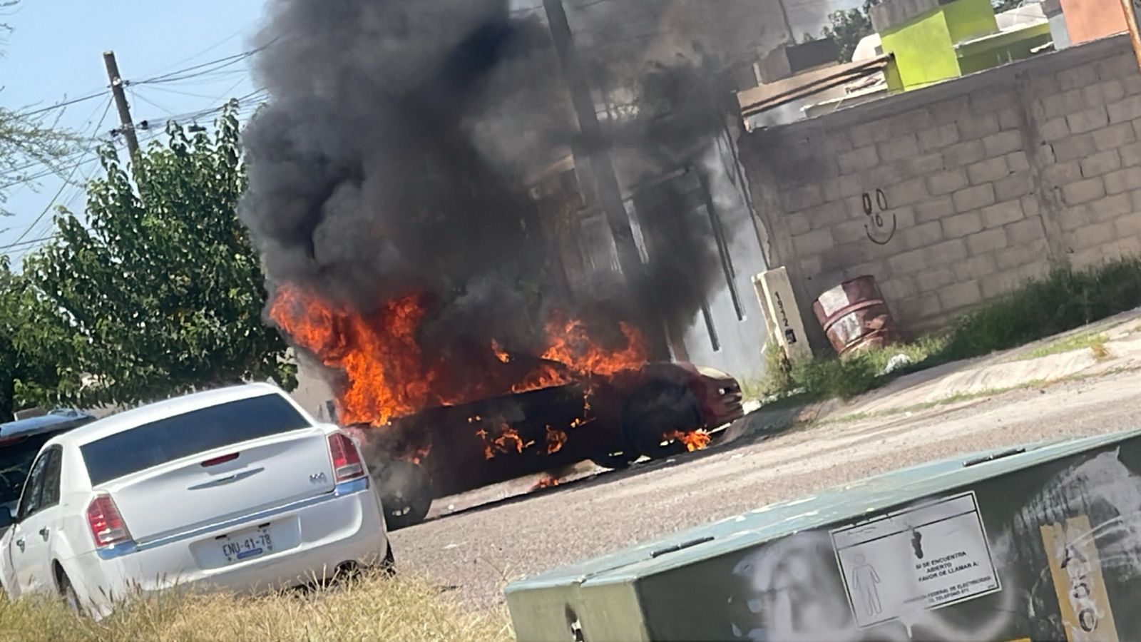 Auto quedó reducido a cenizas en privada de Cumbres del Deporte