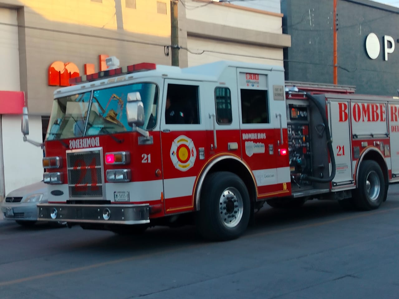 Se movilizan Bomberos y Seguridad Pública por alerta de incendio en la tienda Milano