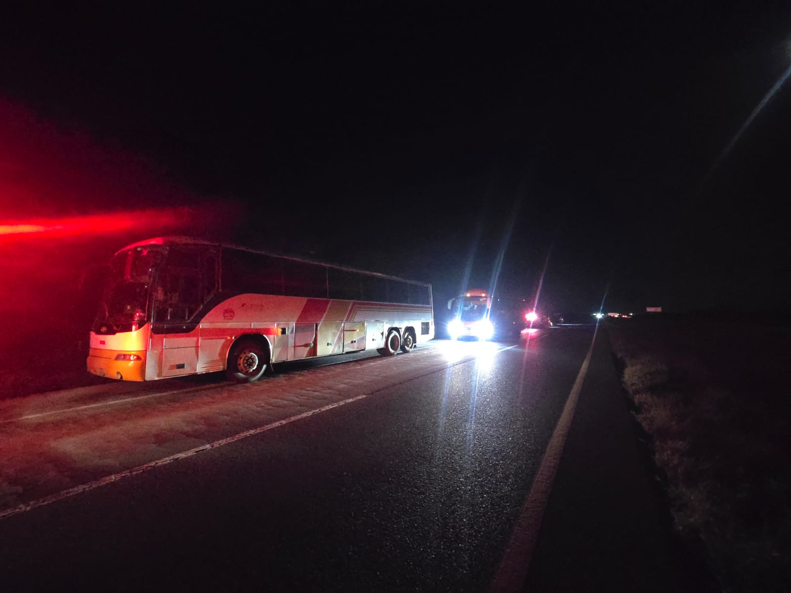 Se incendió camión de Rápidos Delicias cerca del entronque a Bachimba; reportaron una mujer lesionada